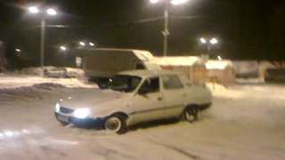 Credeai ca doar smecherii cu bolizii de zeci de mii de euro fac cerculete si "drift"! Uite-l pe amarasteanu asta cu Dacia 1310 cum "se da" pe zapada!