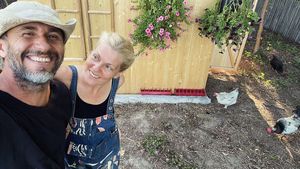 Dana Nălbaru și Dragoș Bucur și-au cumpărat un coteț de ultimă generație pentru găini. Nici bunicii noștri nu trăiau așa la țară!