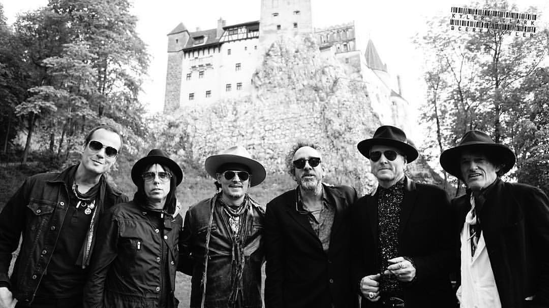 Tim Burton (centru) alături de "Vampirii de la Hollywood", la Castelul Bran (Foto: Facebook/The Hollywood Vampires)
