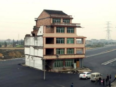 În 2012, un crescător de rațe de 67 de ani a refuzat să își părăsească locuința cu 5 etaje. Pentru a-l convinge să cedeze, autoritățile au construit o autostradă în jurul casei. Cum a reacționat bătrânul