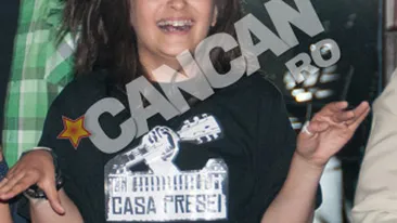 Fiica lui Robert Turcescu a facut show la concertul tatalui! Rockerita la 11 ani