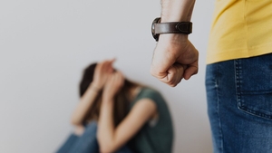 Celebru cântăreţ de la noi, acuzat că ar fi bătut o prostituată, într-un hotel! Poliţia i-a deschis dosar penal