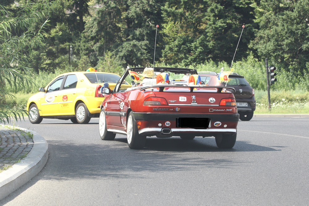 Cel mai patriot șofer a ieșit la plimbare cu soția lui