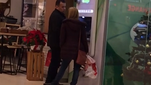 VIDEO EXCLUSIV. Doamna profesoară e o femeie hotărâtă. Soţia l-a transformat pe ministrul Educaţiei în… Moş Crăciun!