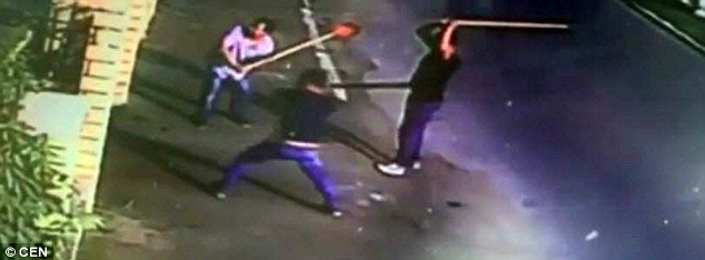 În urmă cu un an, mai mulți romi au vrut să intre în casă peste Râncu Ilieș, dar nu au reușit! Episodul a fost relatat și de Daily Mail