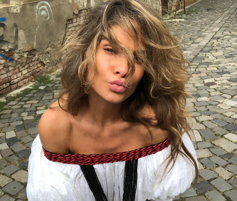 Vulgaritate maximă! Anna Lesko, fotografiată cu mâna în zonele intime