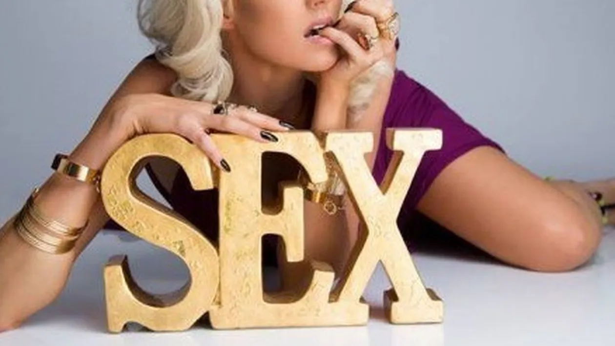 O blondă celebră de la noi a fost filmată cu drona la nudişti! Ipostaze ”fierbinţi” de pe plajă