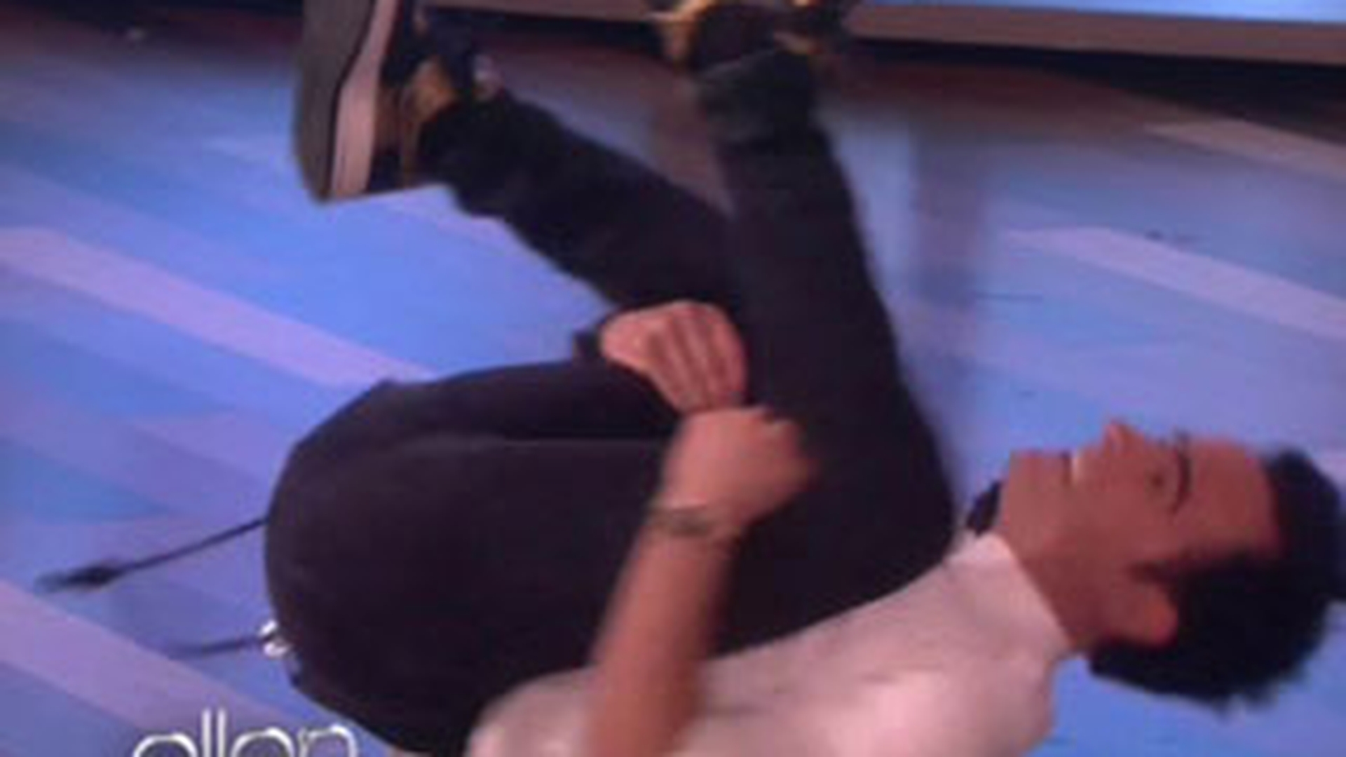 Ia uite cum se rupe in figuri de breakdance iubitul lui Jennifer Aniston!