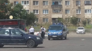 Descoperire macabră. Angajaţii unui hypermarket au găsit un bărbat mort lângă cărucioare