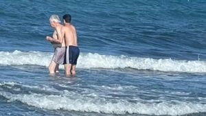 Imaginea care a făcut înconjurul lumii! Nepotul care i-a îndeplinit visul bunicului, la mare