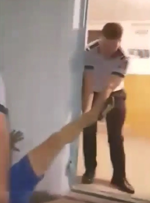 Scene ca în Stan şi Bran la secţia de poliţie