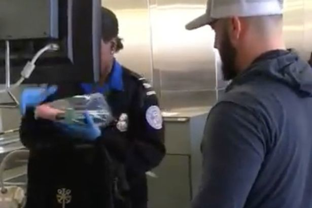 Ce i-a făcut un tată pervers fiului său în aeroport. Când a controlat bagajul, omul de la securitate a găsit un…