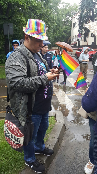 Mii de oameni au pornit la pas prin ploaie spre Piaţa Victoriei, acolo unde se va încheia Marşul Diversităţii