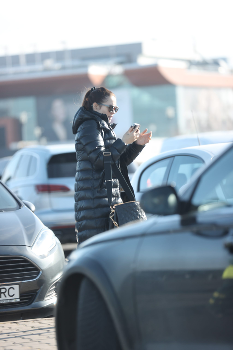 Corina Caciuc, iubita lui Reghe, se îndreaptă către magazin