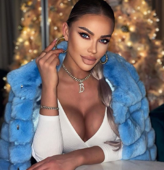 Bianca Drăgușanu a împodobit bradul de Crăciun