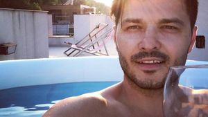 Liviu Vârciu a dat în mintea copiilor. Cum a fost filmat artistul într-un magazin