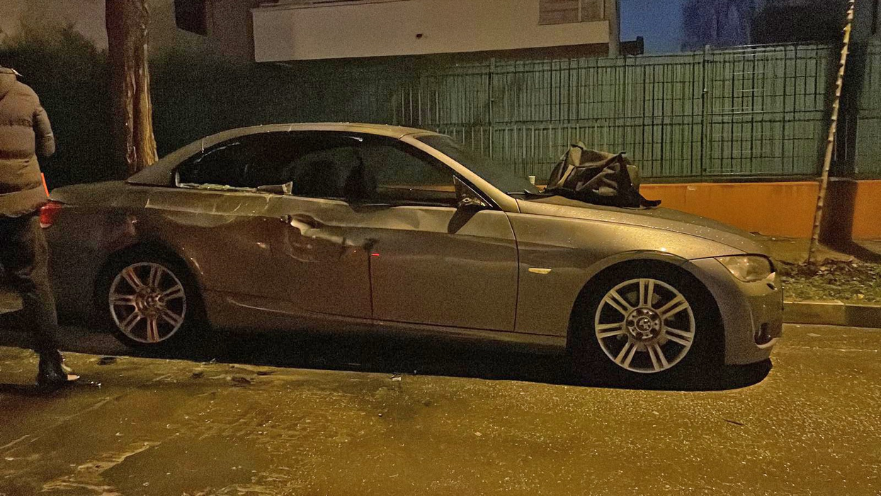 Mașina lovită de cea pe care, de regulă, o conduce partenera "milionarului cuțitar" (SURSA FOTO: CANCAN.RO)