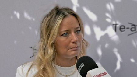 Laura Cosoi a dat tot din casă! Cum gestionează relaţia cu soţul, după ce a devenit mamă a patra oară: „Nu o fac foarte des”