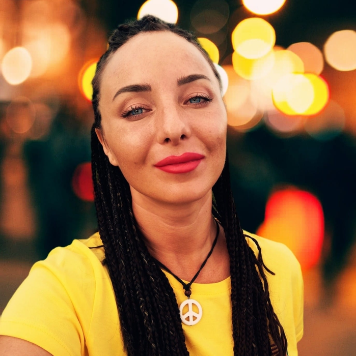 Andrada, sexy-polițista anti-sistem