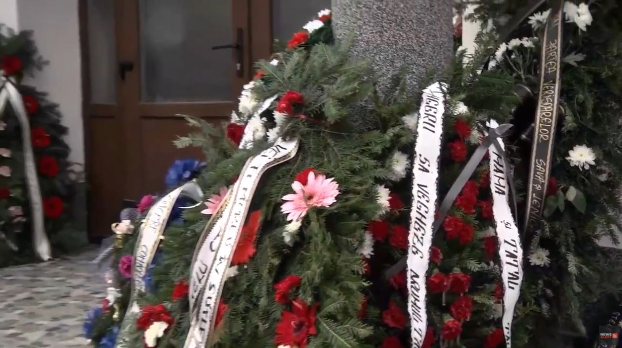 Imagini copleșitoare de la înmormântarea lui Dumitru Stroie. Ce mesaj au scris părinții cântărețului pe coroana de flori | FOTO & VIDEO