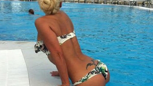Imagini incendiare! Ce pot face o blonda si-o bruneta pe sezlong, la piscina! S-au urcat una peste alta si...