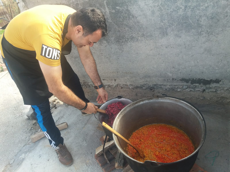 Craioveanul vinde 1.400 de borcane de zacuscă pentru a înființa un centru destinat femeilor abuzate