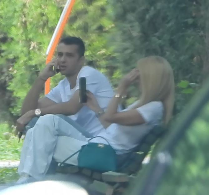 Matei Stratan vorbește la telefon, în timp ce "Paris Hilton de România" își face un selfie  (Foto: CANCAN.RO)