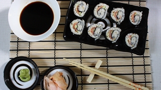 Dana Rogoz, specialista in bucutarie! A pregatit Sushi Rolls pentru invitatii la masa