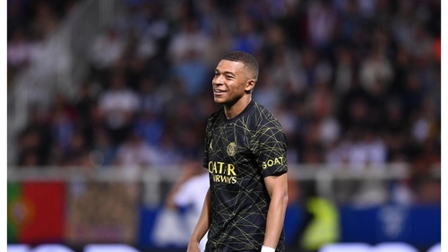 Kylian Mbappe a mers cu Armata în satul unde s-a născut tatăl său. Jucătorul lui PSG a folosit și o blindată