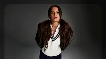 Când nu filmează la Pro TV, Raluka cochetează cu rolul de mamă: „Un copil te face să fii prezent”