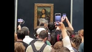 Un bărbat deghizat în femeie a aruncat cu o prăjitură în celebra pictură Mona Lisa. Imaginile au devenit virale