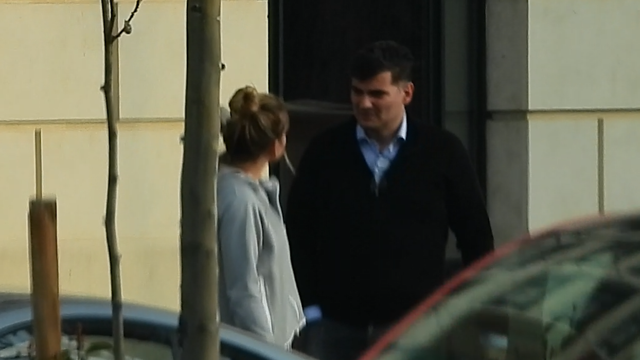 Simona și Toni râd cu poftă împreună și par să se țină de șotii