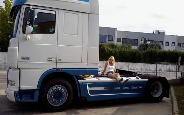 Sexy-românca șofer de TIR în Spania. Ce îi transmit colegii Crinei prin stație când o văd