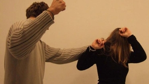 Incredibil! Cum s-a apărat o bucureșteancă după ce a fost atacată pe stradă de un obsedat sexual! ”I-am f***t o gutuie din aia în meclă, i-a sărit şi şapca din cap”