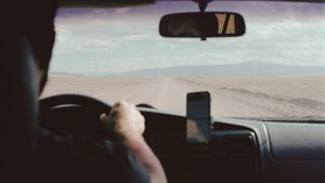 Gata cu cozile la înmatriculări! Îți vei putea înscrie mașina online, prin aplicație