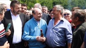 Traian Băsescu, asaltat de mulțime în Maramureș! Ce cadou a primit fostul președinte al României