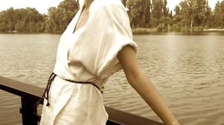 Are sau n-are Laura Cosoi ceva pe sub rochia aceasta? Uite ce pictorial sexy a facut fosta iubita a lui Smiley pe ponton!