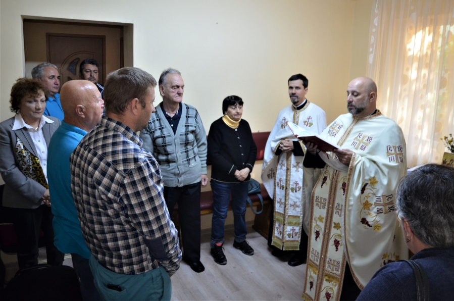 Preotul nevăzător (stânga, plan îndepărtat) participă și la slujbe
