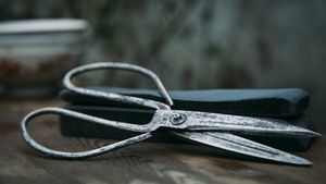 Un român și-a amenințat soția cu o foarfecă sub ochii fiicei lor. Ce l-a făcut pe bărbat să-și iasă din minți