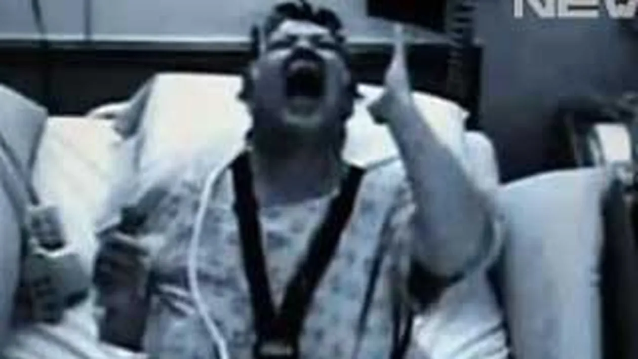 VIDEO O femeie din SUA nu-si poate opri mana stanga sa faca ce vrea!