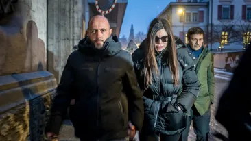 Patroana clubului din Crans-Montana a fost surprinsă plângând înainte de a ajunge la audieri