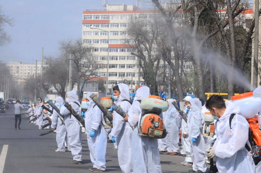 Primăria Sectorului 4 continuă și în weekend campania de dezinfecție a scărilor și aleilor de bloc, a locurilor de joacă și a spațiilor verzi