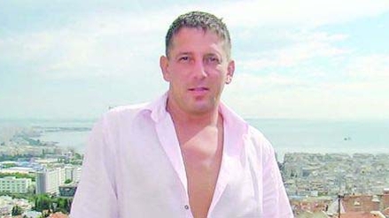 Penibil e putin spus, Marculescu e chiar dus! Si-a dat chilotii jos, a luat telefonul, apoi pozele astea au ajuns pe Facebook