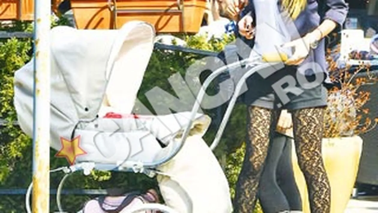 Tinuta WOW! Andreea Antonescu isi plimba copilul prin parc imbracata ca in club!