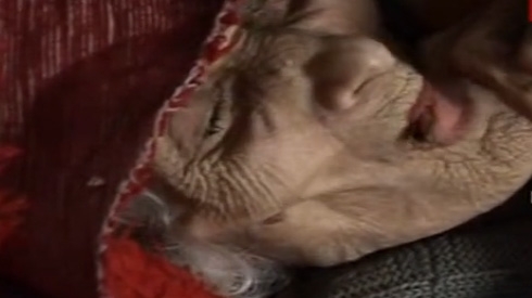 NU ai mai văzut aşa ceva! O bătrână din Eforie a fost înfometată de fiul ei până a ajuns un schelet!