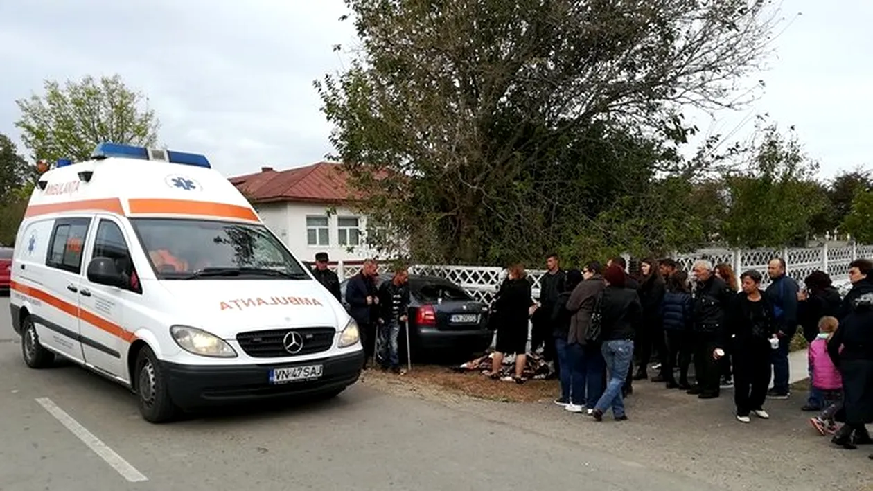 Scene cutremurătoare la înmormântarea bărbatului din Vrancea împuşcat în inimă! Soţia lui a leşinat la poarta bisericii
