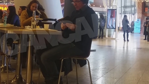Cel mai în vogă scriitor român a luat prânzul la mall cu… gândurile lui + berea corespunzătoare!