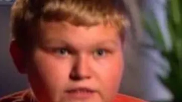 COLOSAL Uite-l pe grasul care l-a dezmembrat pe colegul mai slab dupa ce acesta i-a dat un pumn in fata