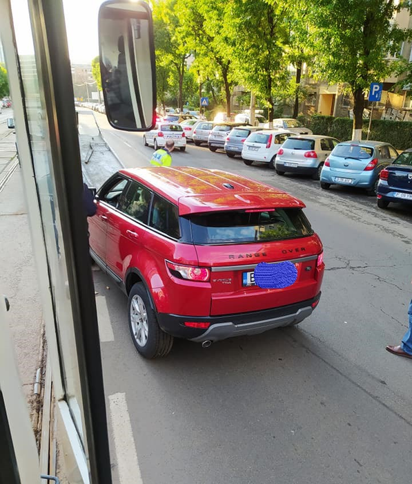 Cum arată maşina Margheritei de la Clejani, după ce a făcut accident în această dimineaţă. FOTO de la faţa locului