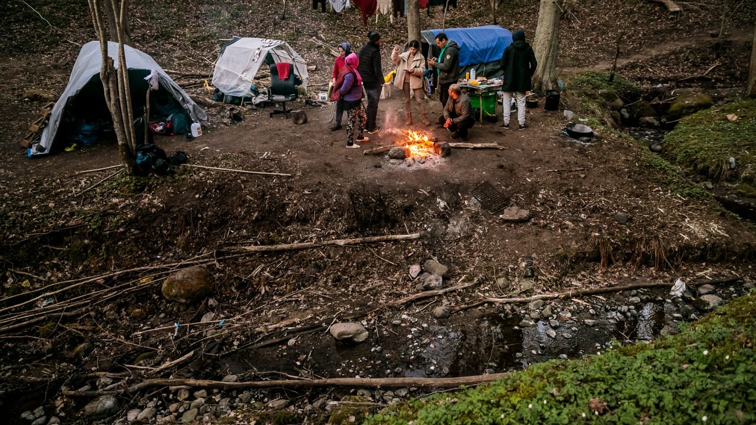 Imagini tulburătoare cu românii care își fac Paștele în Suedia, în corturi